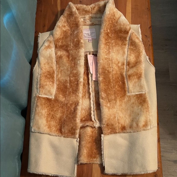 Romeo + Juliet Faux Fur Vest NWT - Picture 4 of 6